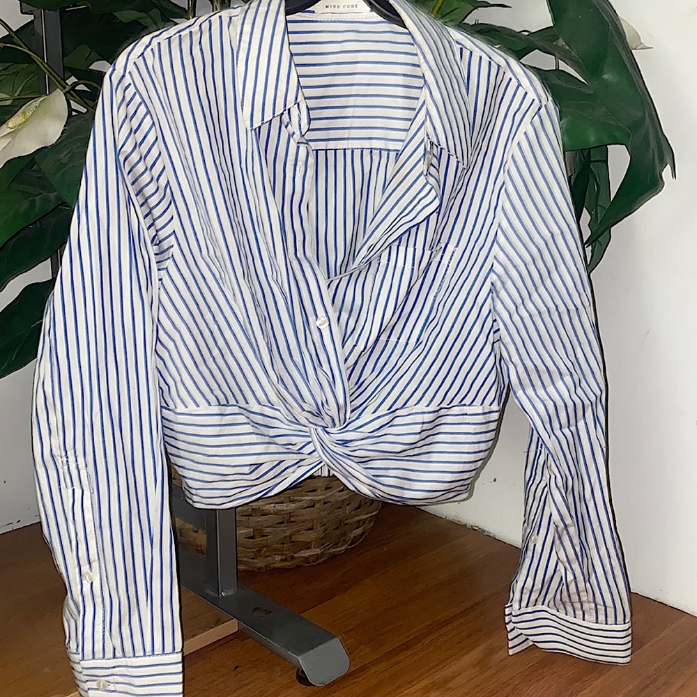 Mind code
Size L
Crop top
Button up